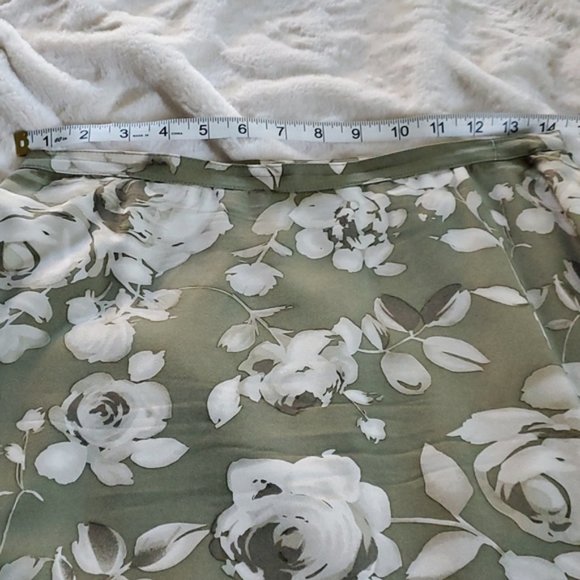Embassy Row sage green floral skirt. 100% silk. Size 8 petite - Picture 3 of 6